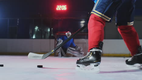 Nahaufnahme-Eines-Eishockey-Puck-Kicks-In-Zeitlupe-Und-Fliegendem-Schnee.-Ein-Spektakulärer-Schlag